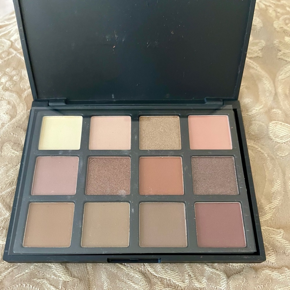 Nue Natural Earthtone Eyeshadow pallet.